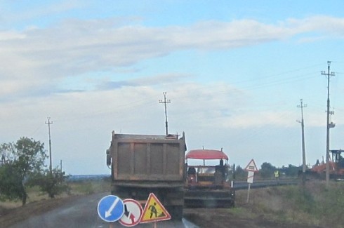 Укладка-асфальта-на-дороге-перед-Долиновским-переездом